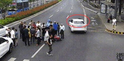 车祸吃瓜群众,吃瓜群众围观，揭秘事故背后真相