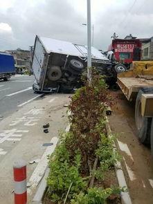 车祸吃瓜群众,吃瓜群众围观，揭秘事故背后真相