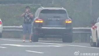 车祸吃瓜群众,吃瓜群众围观，揭秘事故背后真相