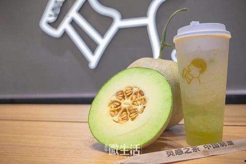 喝着茶吃瓜,品味悠闲生活时光