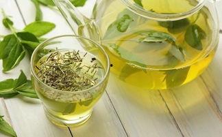 喝着茶吃瓜,品味悠闲生活时光