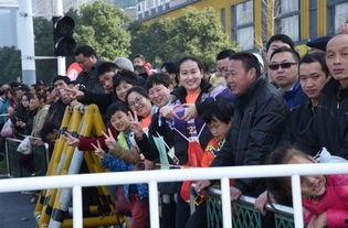 吃瓜群众围观聚会,一场热闹非凡的聚会现场