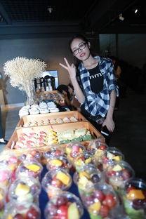 吃瓜群众围观聚会,一场热闹非凡的聚会现场