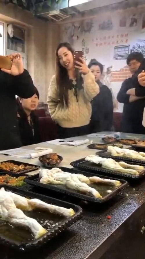 酒馆吃瓜群众怎么说话的,吃瓜群众如何评说世间百态