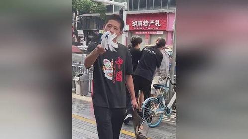 男子野外拍摄吃瓜视频,男子意外捕捉到野生动物吃瓜瞬间