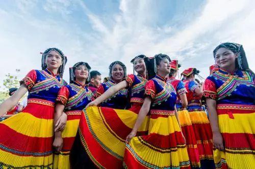 彝族爱情吃瓜,一场别开生面的爱情“吃瓜”盛宴