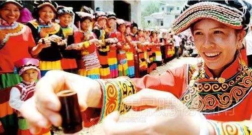 彝族爱情吃瓜,一场别开生面的爱情“吃瓜”盛宴