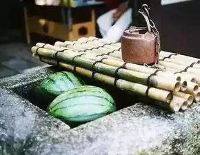 光着膀子吃瓜,光膀子吃瓜，畅享清凉时光