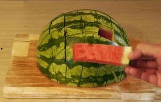 吃瓜群众切西瓜视频,吃瓜群众教你轻松切西瓜