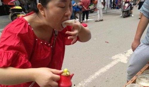 台下吃瓜大妈照片大全,趣味瞬间大盘点