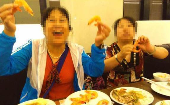 台下吃瓜大妈照片大全,趣味瞬间大盘点