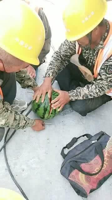 工地吃瓜图片,揭秘建筑工地的趣味生活