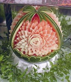 临朐东城吃瓜,夏日吃瓜盛宴，品味生活百态