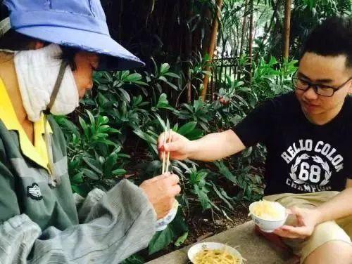 罗桥吃瓜小伙,揭秘网络热点的幕后故事