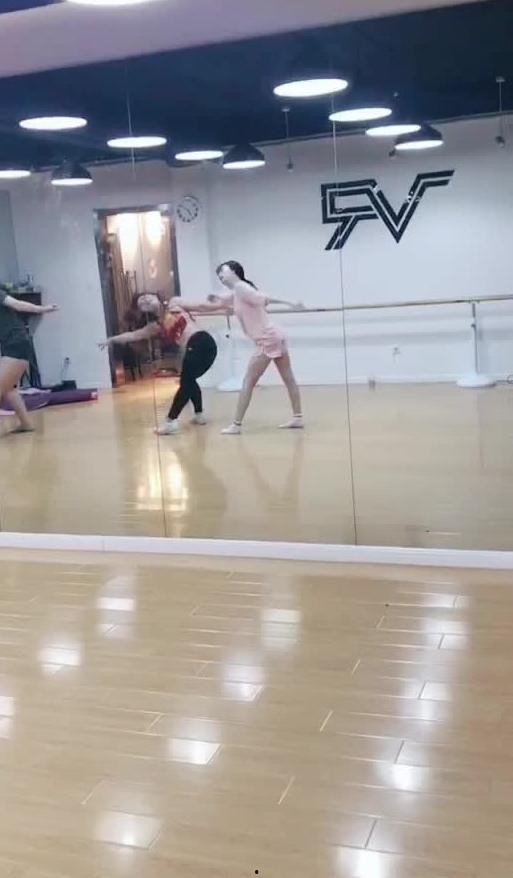 瓜瓜吃瓜跳舞视频,萌态十足引网友热议