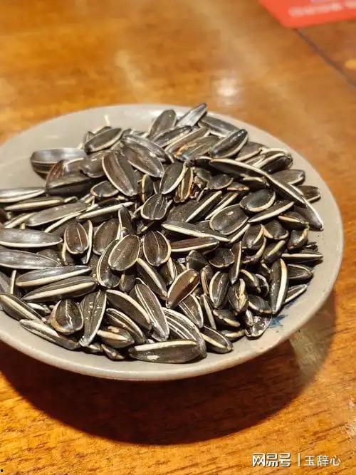 吃瓜子不爱吃瓜,品味独特，偏爱瓜子不喜瓜