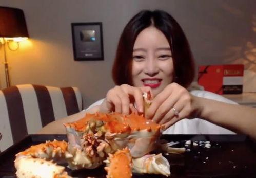 美女请客吃烤红瓜,温馨时光尽享美味