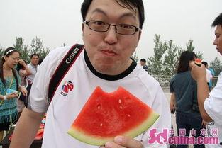 吃瓜大妈帅哥图片,大妈与帅哥的趣味瞬间