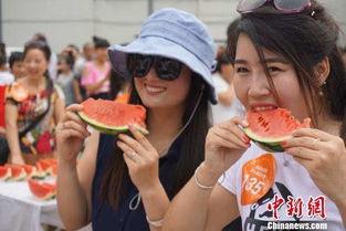 女游客吃瓜,瓜中藏宝引热议